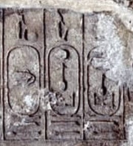 Detail van de koningslijst van Saqqara. Rechts de cartouche met de naam Neferkasokar, naast die van Seneb en Neferkara.