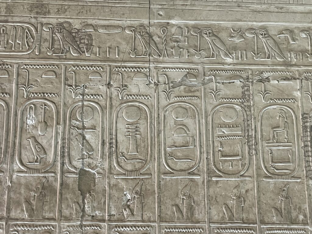 Detail van de koningslijst van Abydos op de wanden van de tempel van farao Sethy I. Te zien zijn de cartouches met de namen van de vorsten van de vierde dynastie.